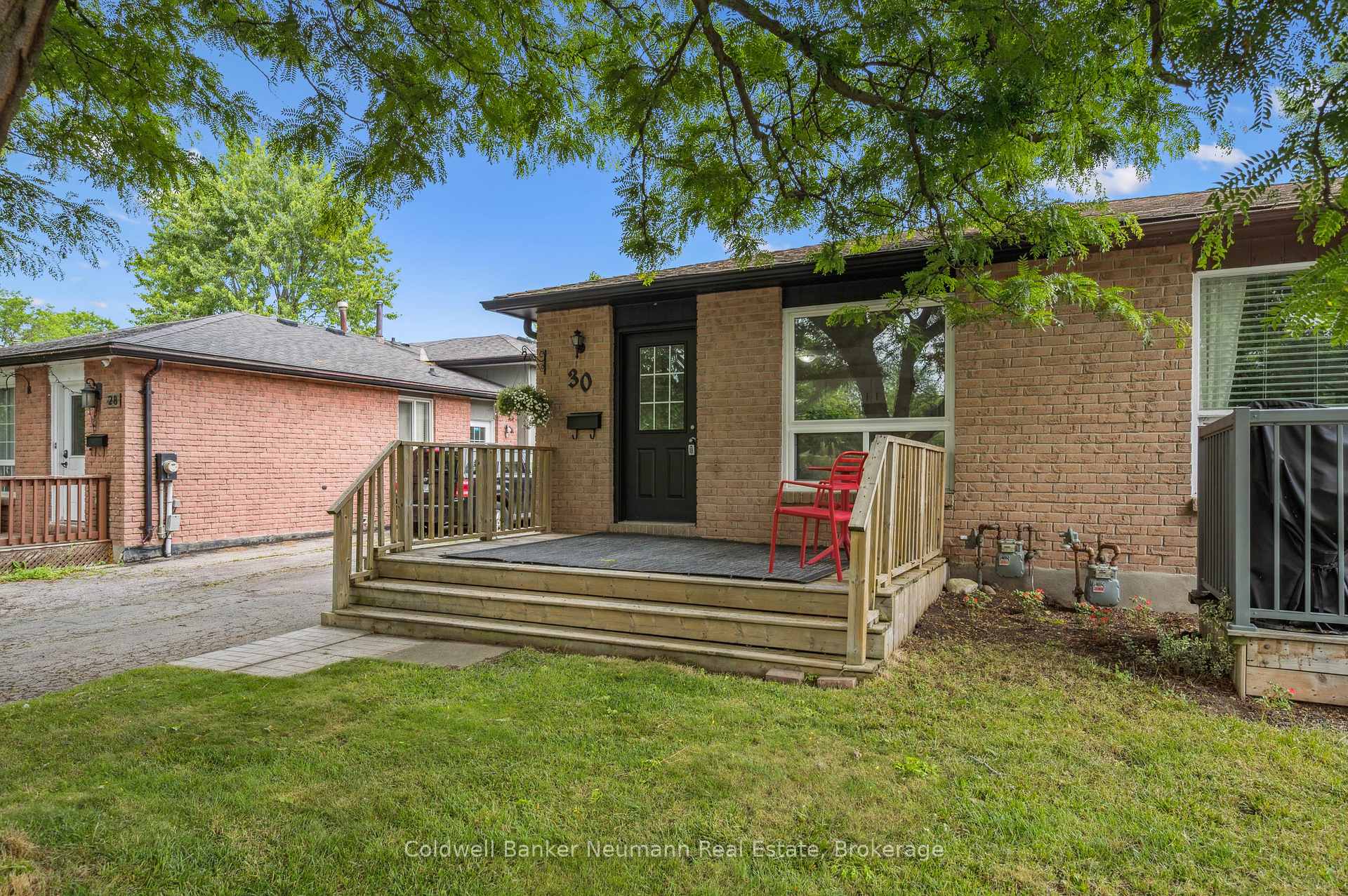 Photo 2 of 30 Mason Court, Guelph, Dovercliffe Park/Old University — HOMEH