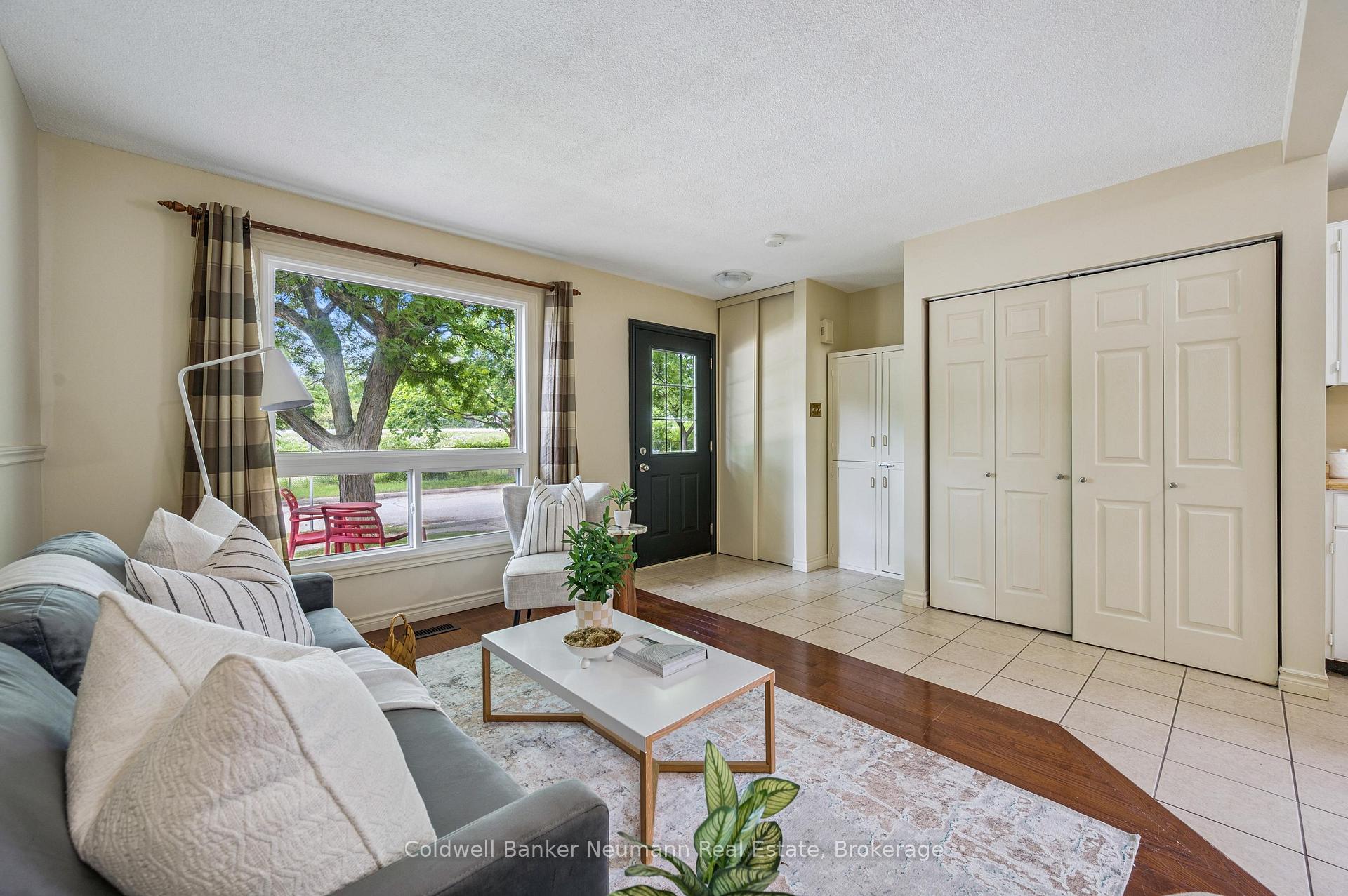 Photo 6 of 30 Mason Court, Guelph, Dovercliffe Park/Old University — HOMEH