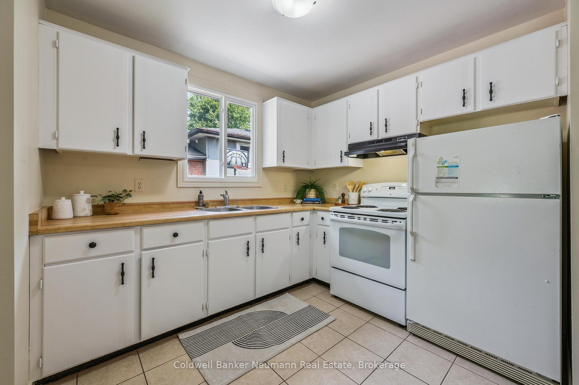 Photo 10 of 30 Mason Court, Guelph, Dovercliffe Park/Old University — HOMEH