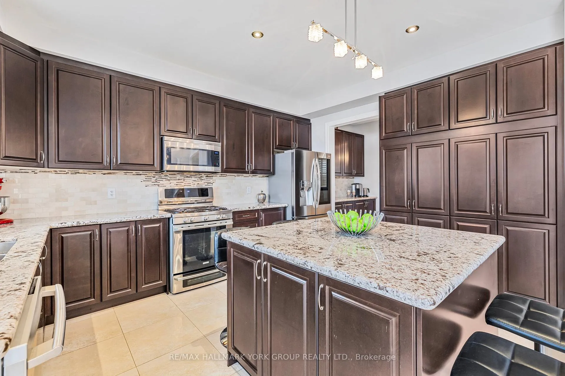 Photo 10 of 63 Pointon Street, Aurora, Bayview Northeast — HOMEH