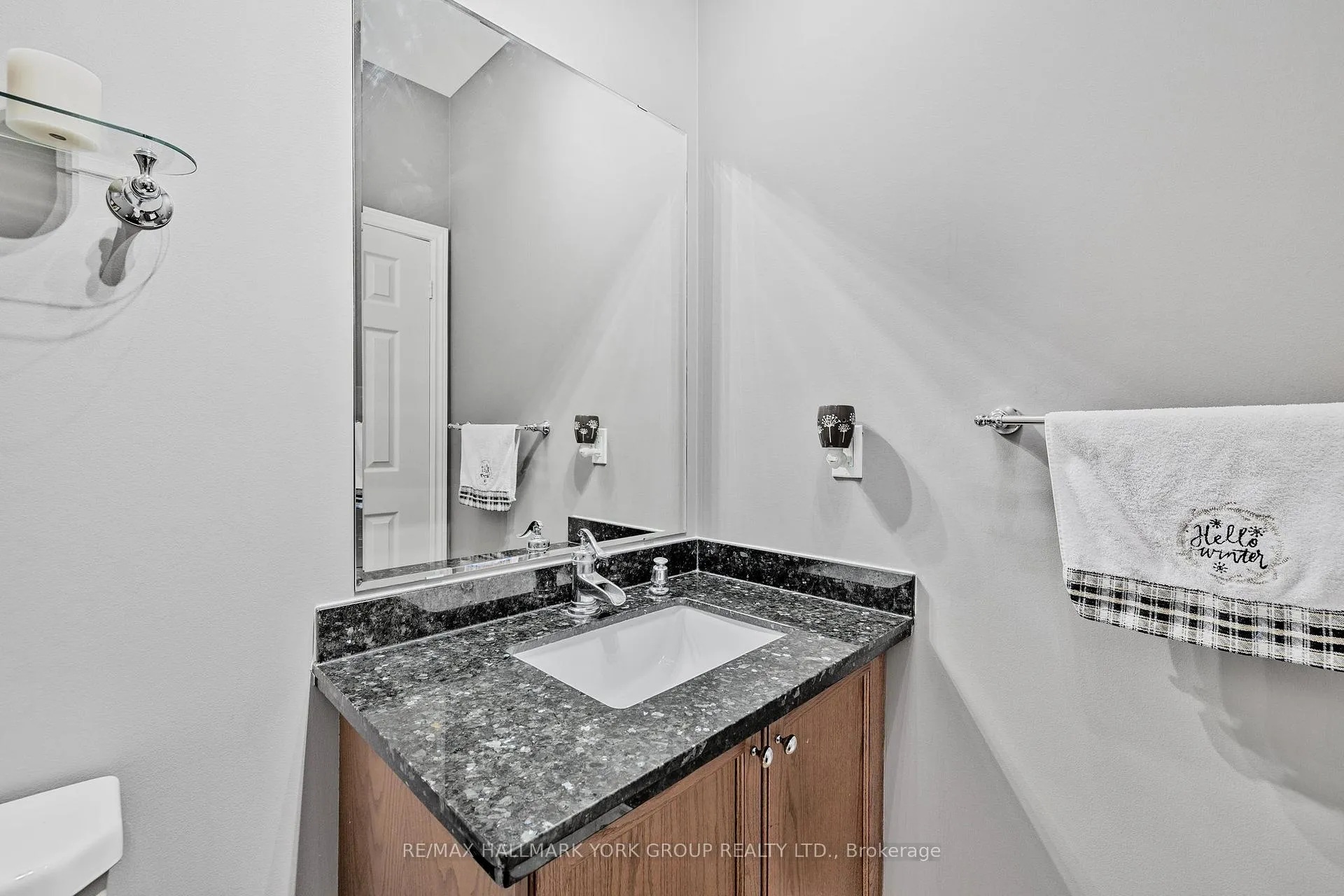 Photo 15 of 63 Pointon Street, Aurora, Bayview Northeast — HOMEH