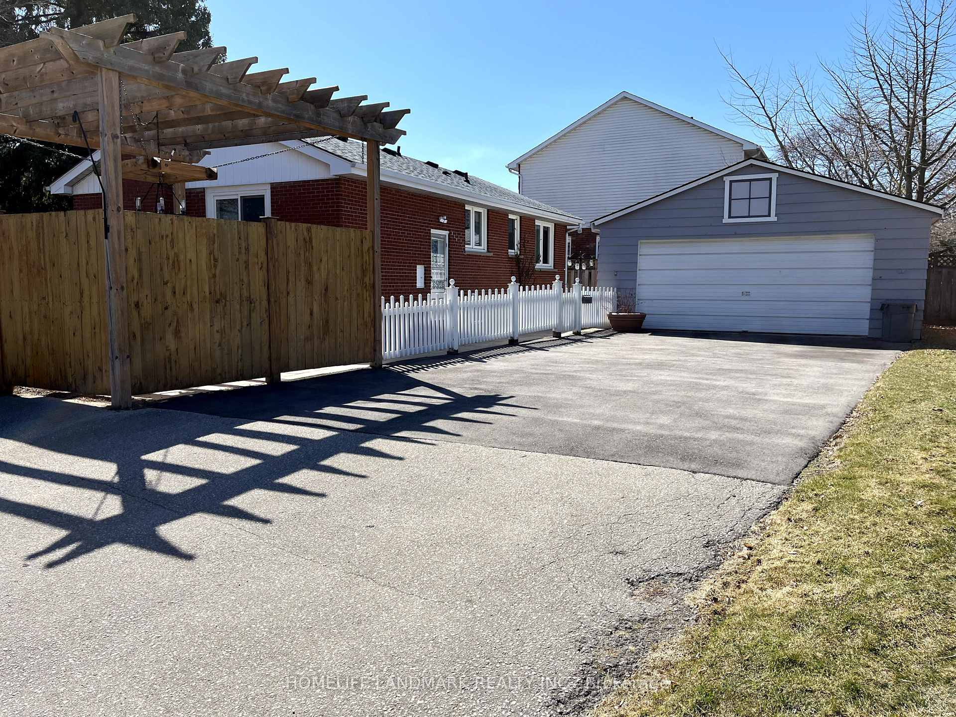 Front of Unit Main, 567 Kingswood Place