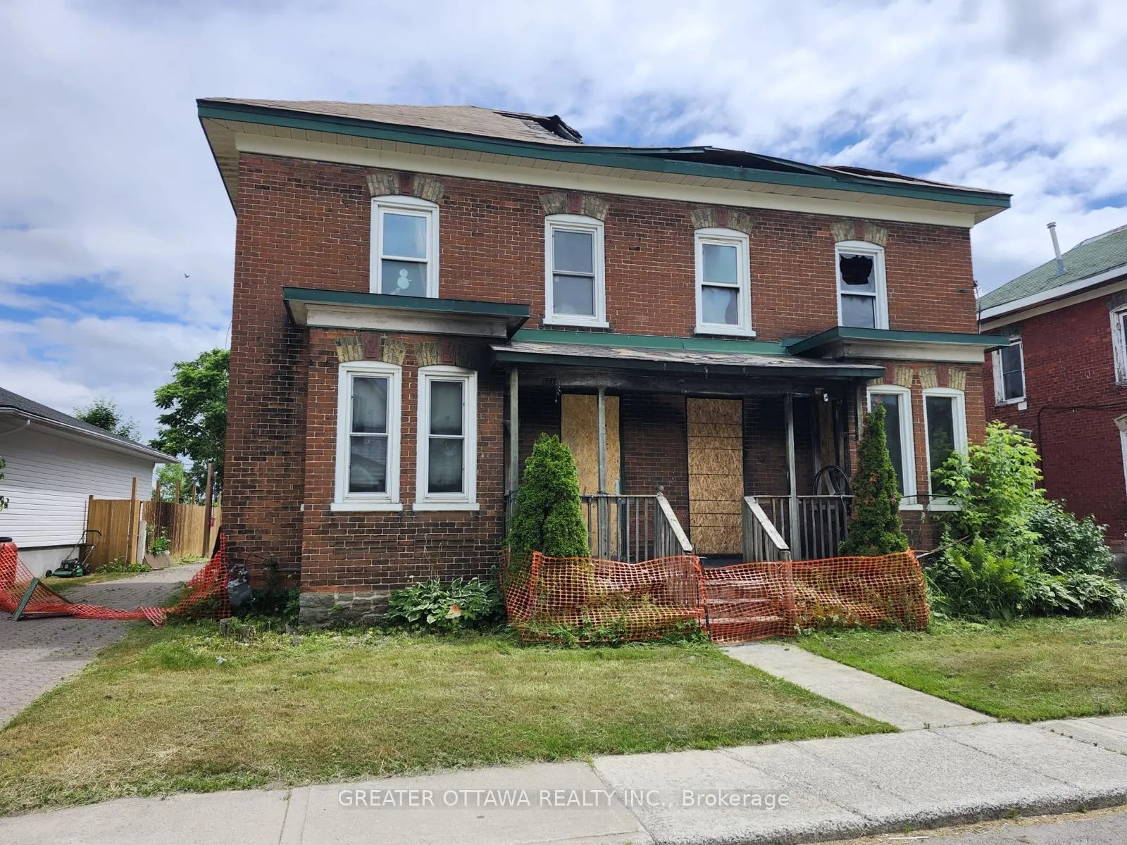 Front of 19-21 Lanark Street S
