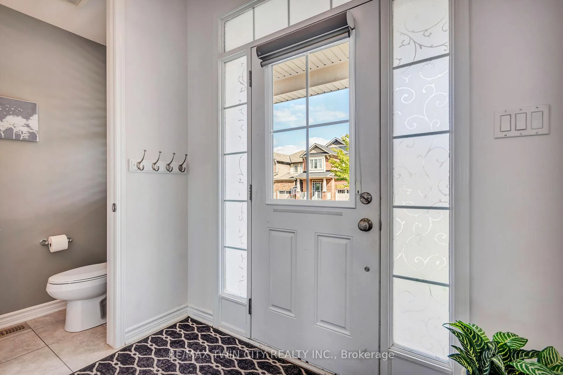 Photo 2 of 23 Shoreacres Drive, Kitchener — HOMEH