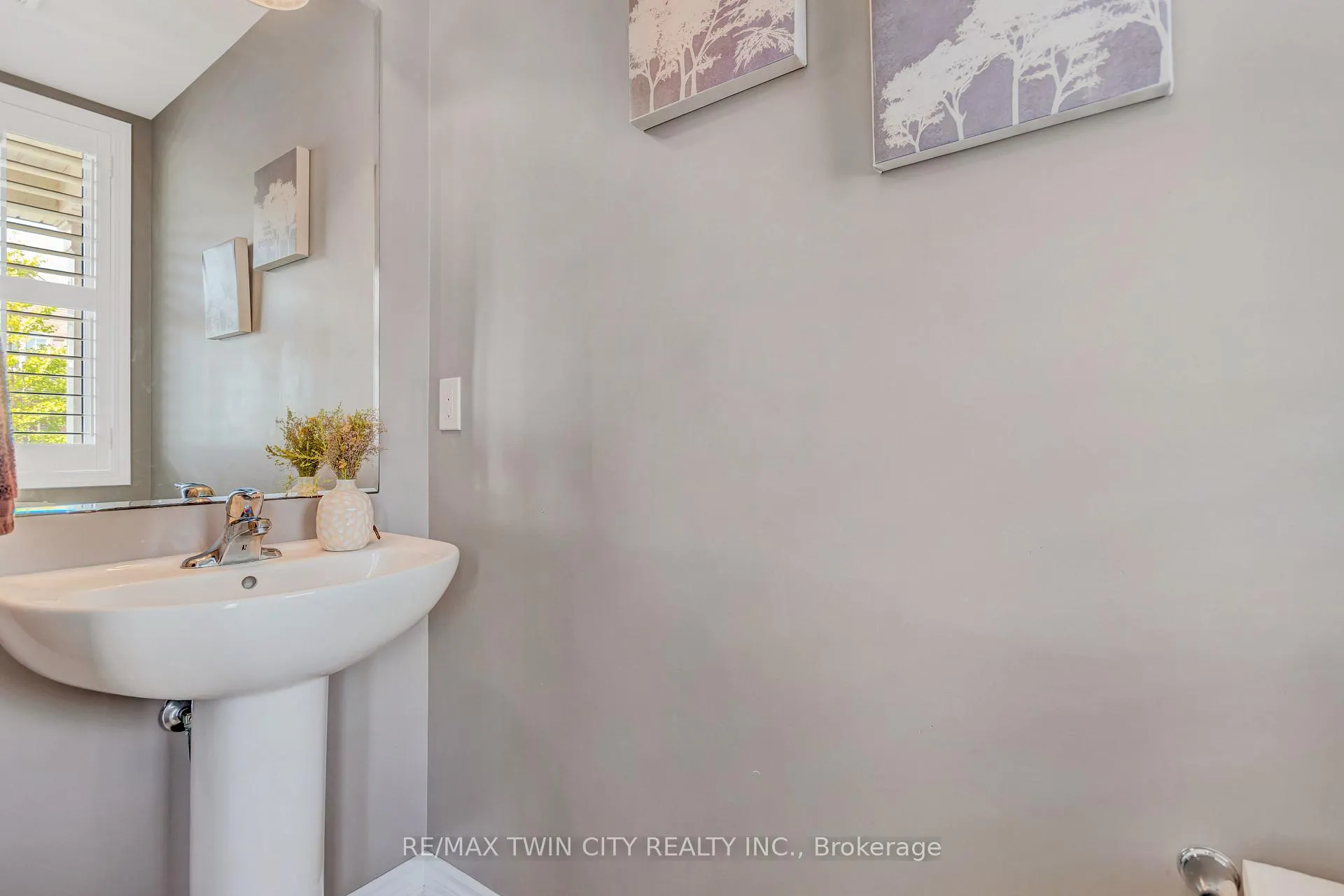 Photo 3 of 23 Shoreacres Drive, Kitchener — HOMEH