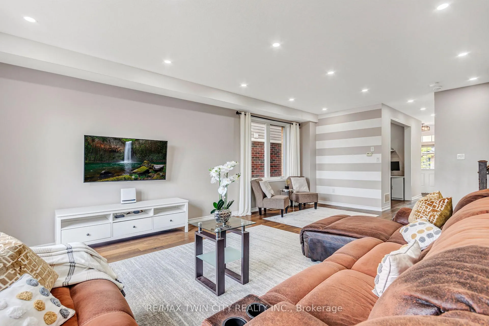 Photo 12 of 23 Shoreacres Drive, Kitchener — HOMEH
