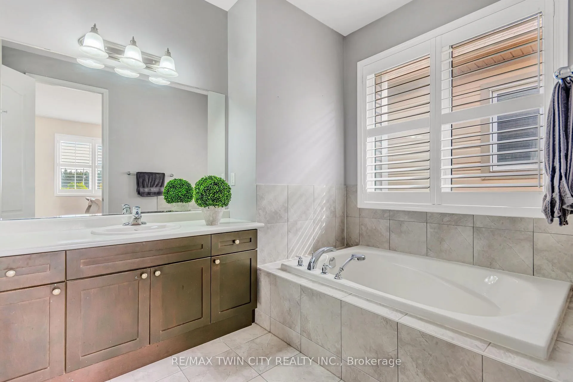 Photo 34 of 23 Shoreacres Drive, Kitchener — HOMEH