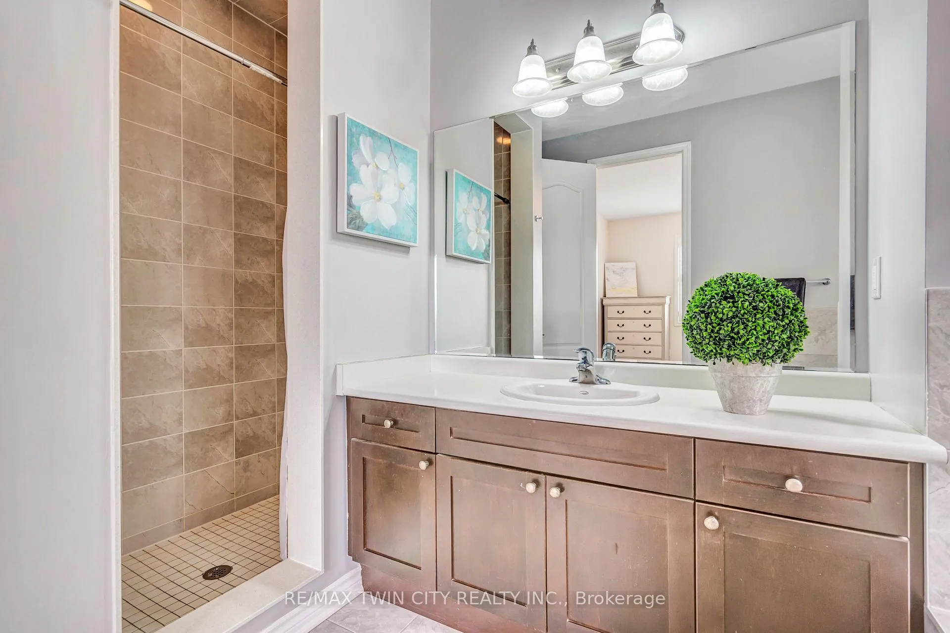 Photo 35 of 23 Shoreacres Drive, Kitchener — HOMEH
