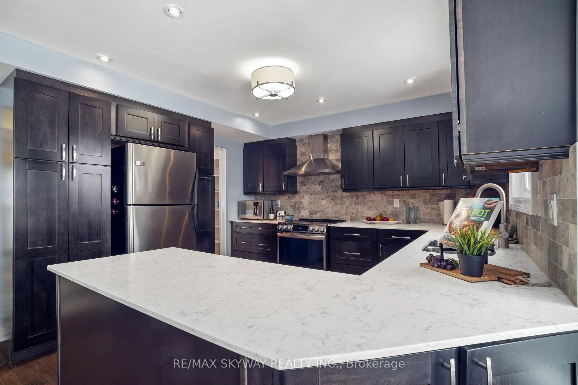 Photo 8 of 70 Barr Crescent, Brampton, Heart Lake East — HOMEH