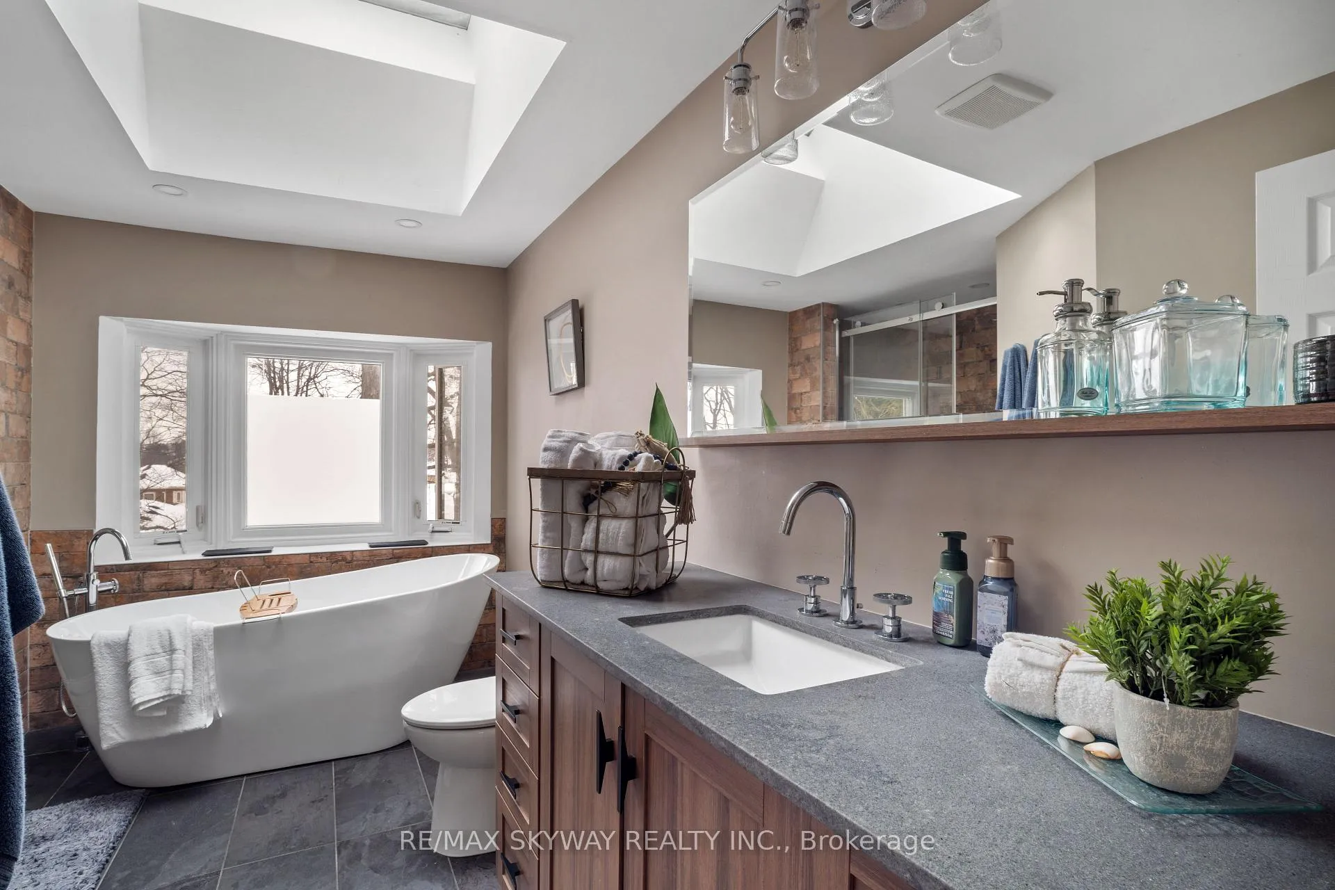 Photo 17 of 70 Barr Crescent, Brampton, Heart Lake East — HOMEH