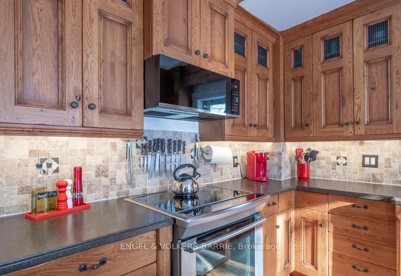 Photo 11 of 17 Frances Street N, Barrie, Queen's Park — HOMEH