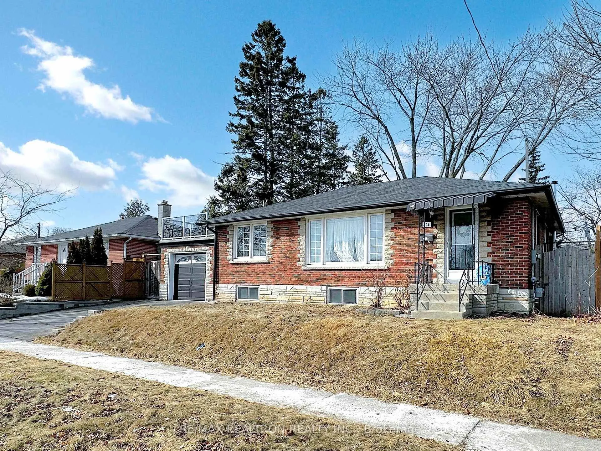 Photo 2 of 724 Phillip Murray Avenue, Oshawa, Lakeview — HOMEH