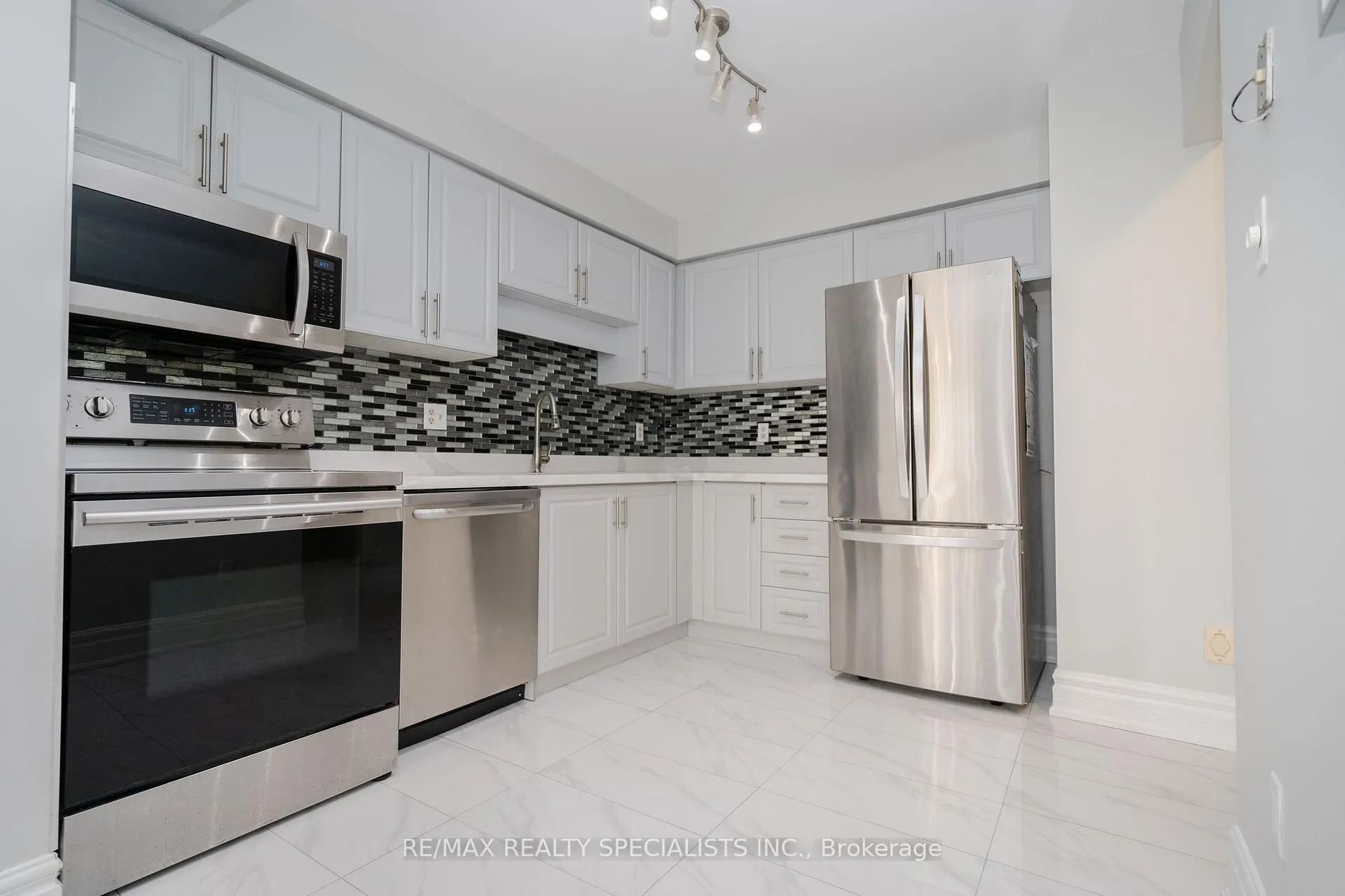 Photo 13 of 16 Mullis Crescent, Brampton, Fletcher's West — HOMEH