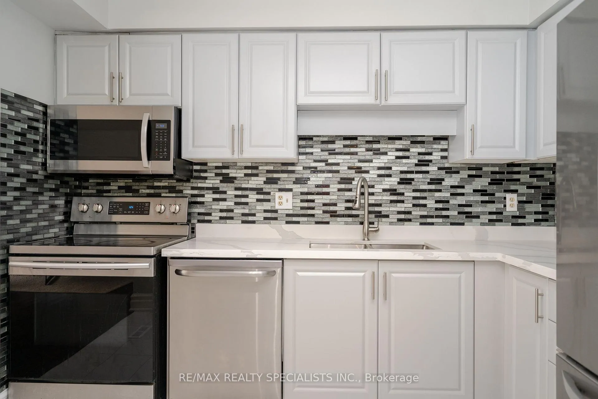 Photo 15 of 16 Mullis Crescent, Brampton, Fletcher's West — HOMEH