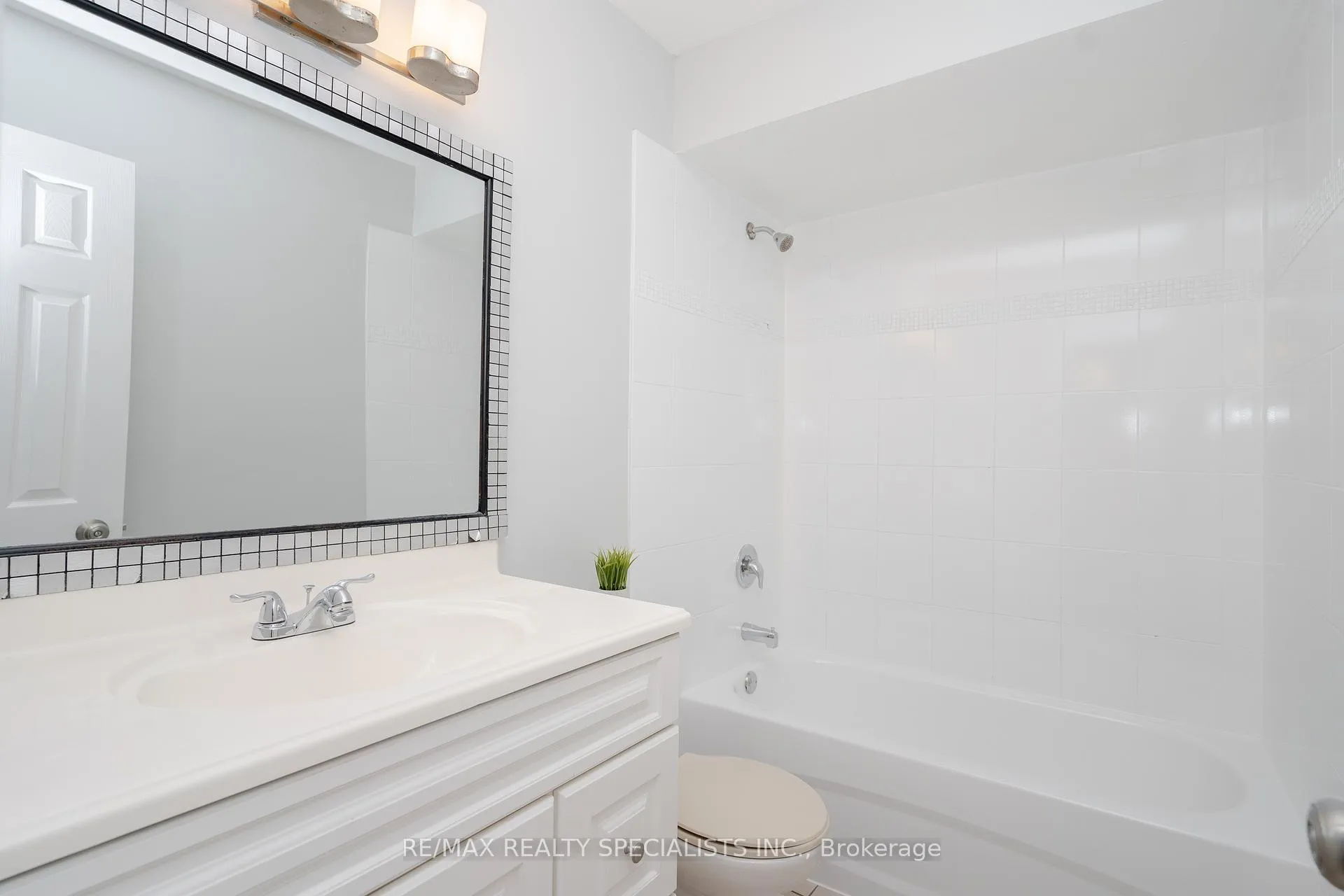 Photo 24 of 16 Mullis Crescent, Brampton, Fletcher's West — HOMEH
