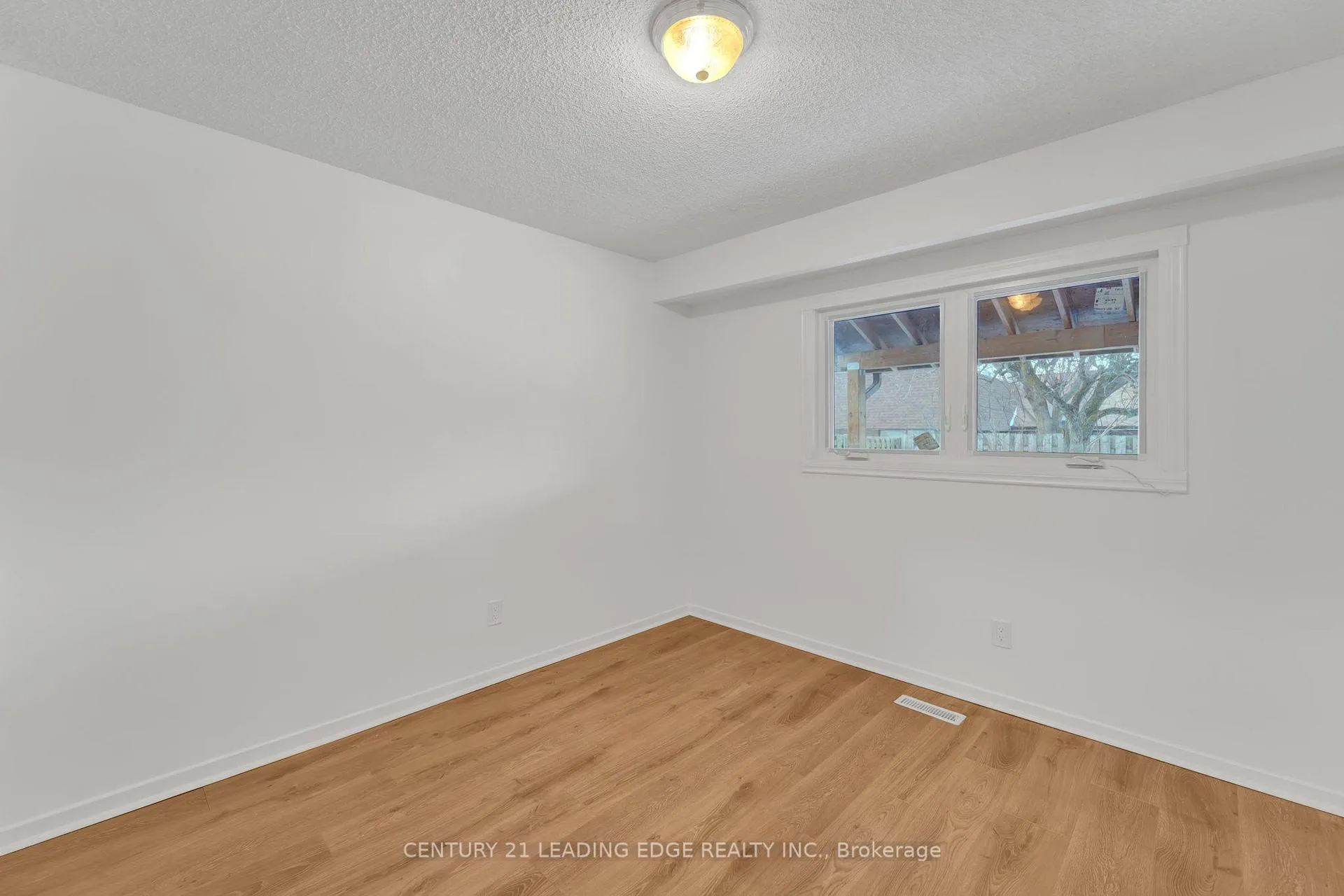 Photo 17 of 832 Donegal Avenue, Oshawa, Vanier — HOMEH
