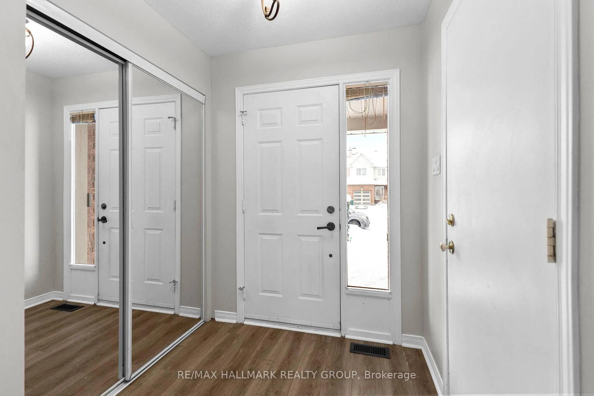 Photo 2 of 37 Roblyn Way, Ottawa, Barrhaven East — HOMEH