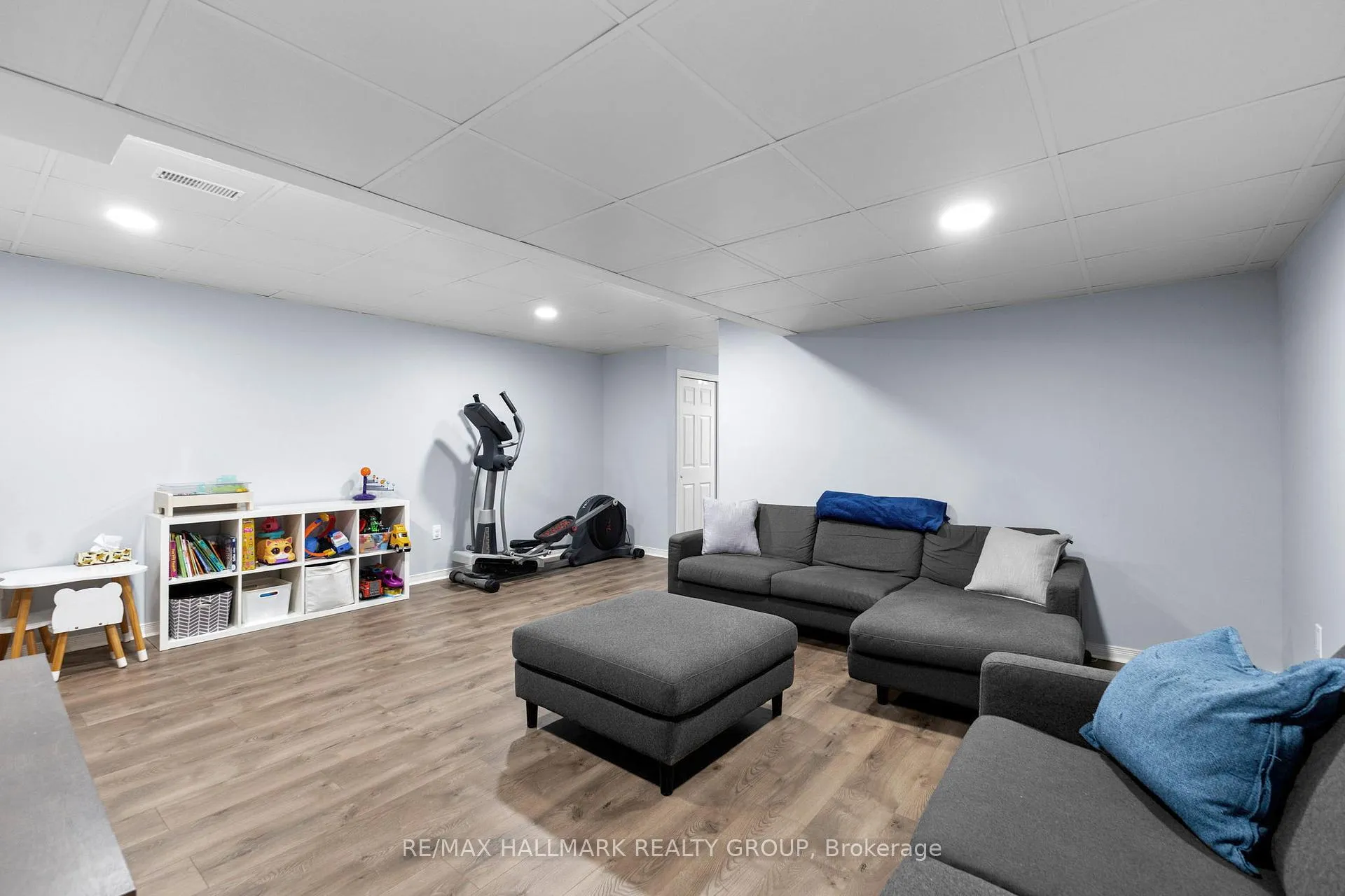 Photo 29 of 37 Roblyn Way, Ottawa, Barrhaven East — HOMEH