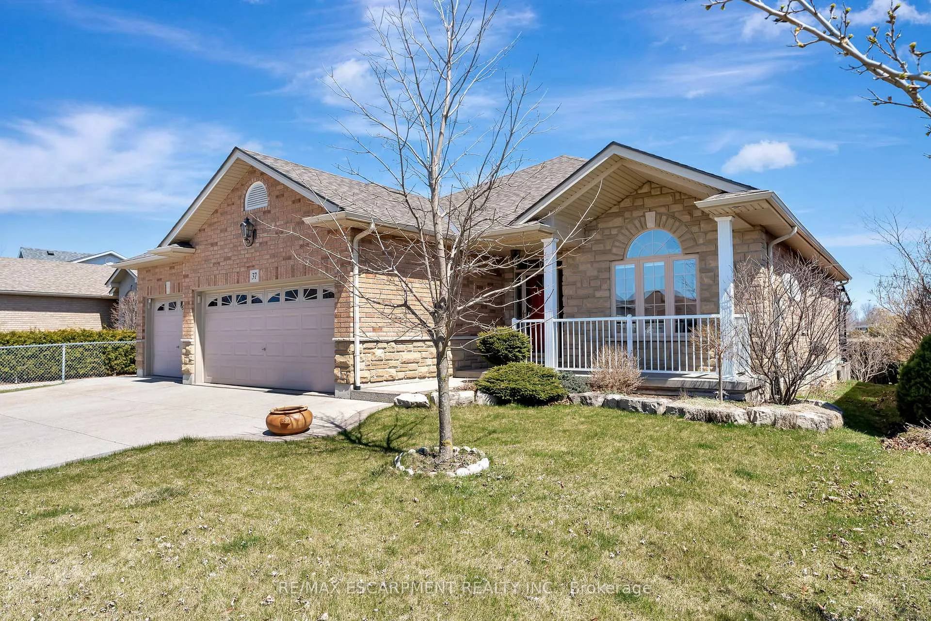 Photo 1 of 37 Oak Crescent, Haldimand — HOMEH