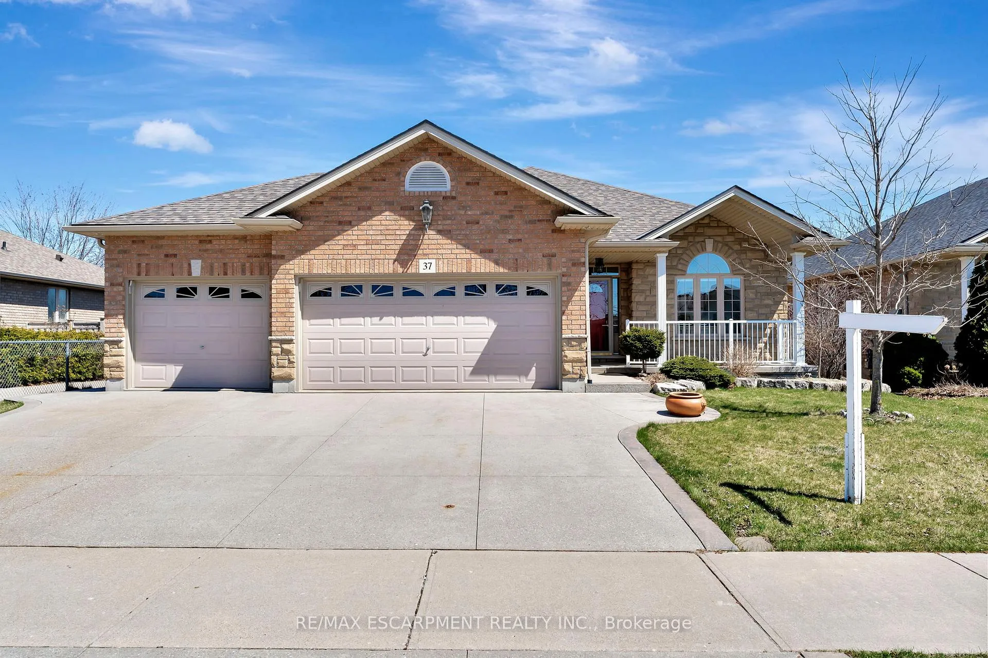 Photo 2 of 37 Oak Crescent, Haldimand — HOMEH