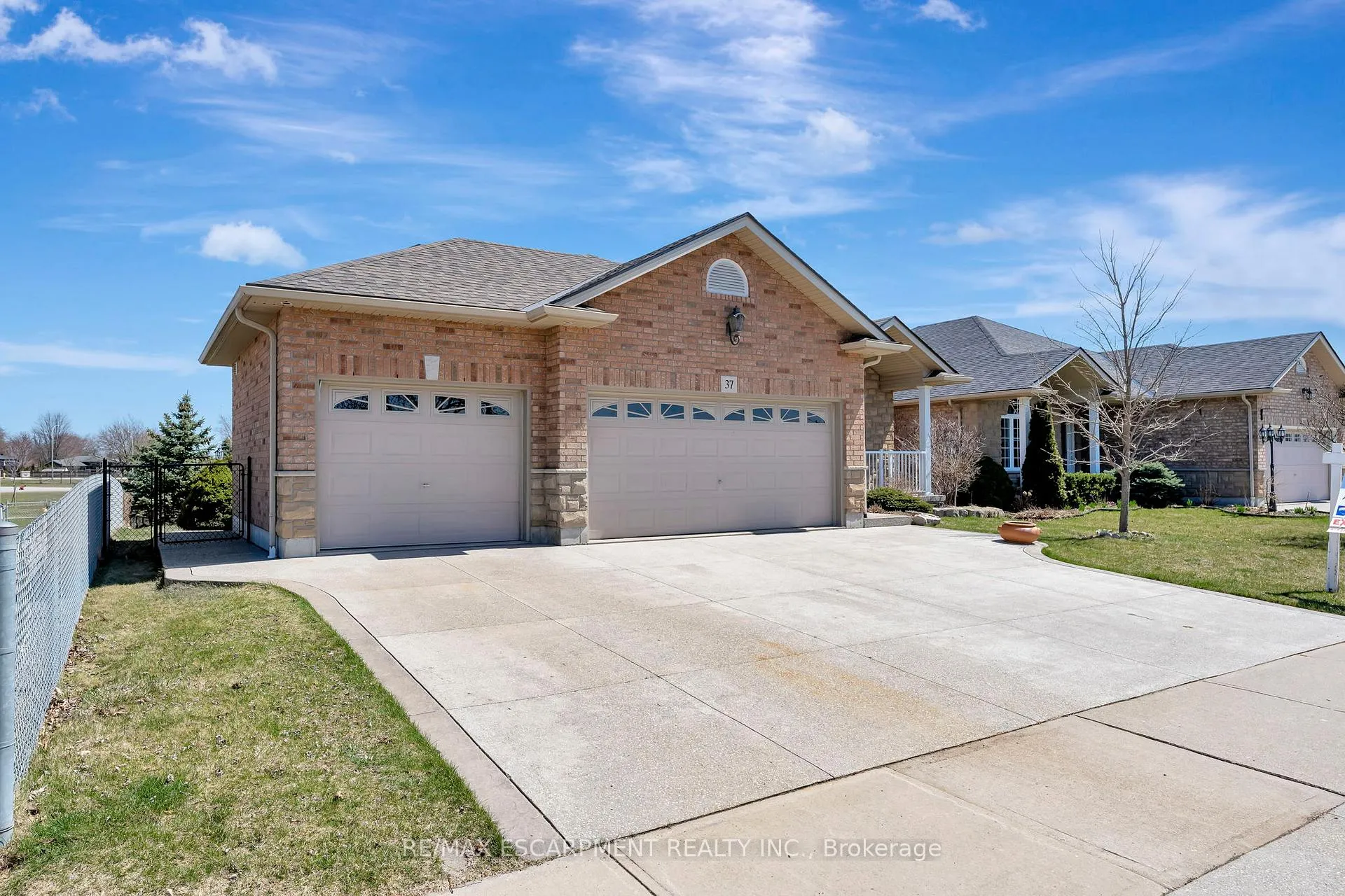 Photo 3 of 37 Oak Crescent, Haldimand — HOMEH