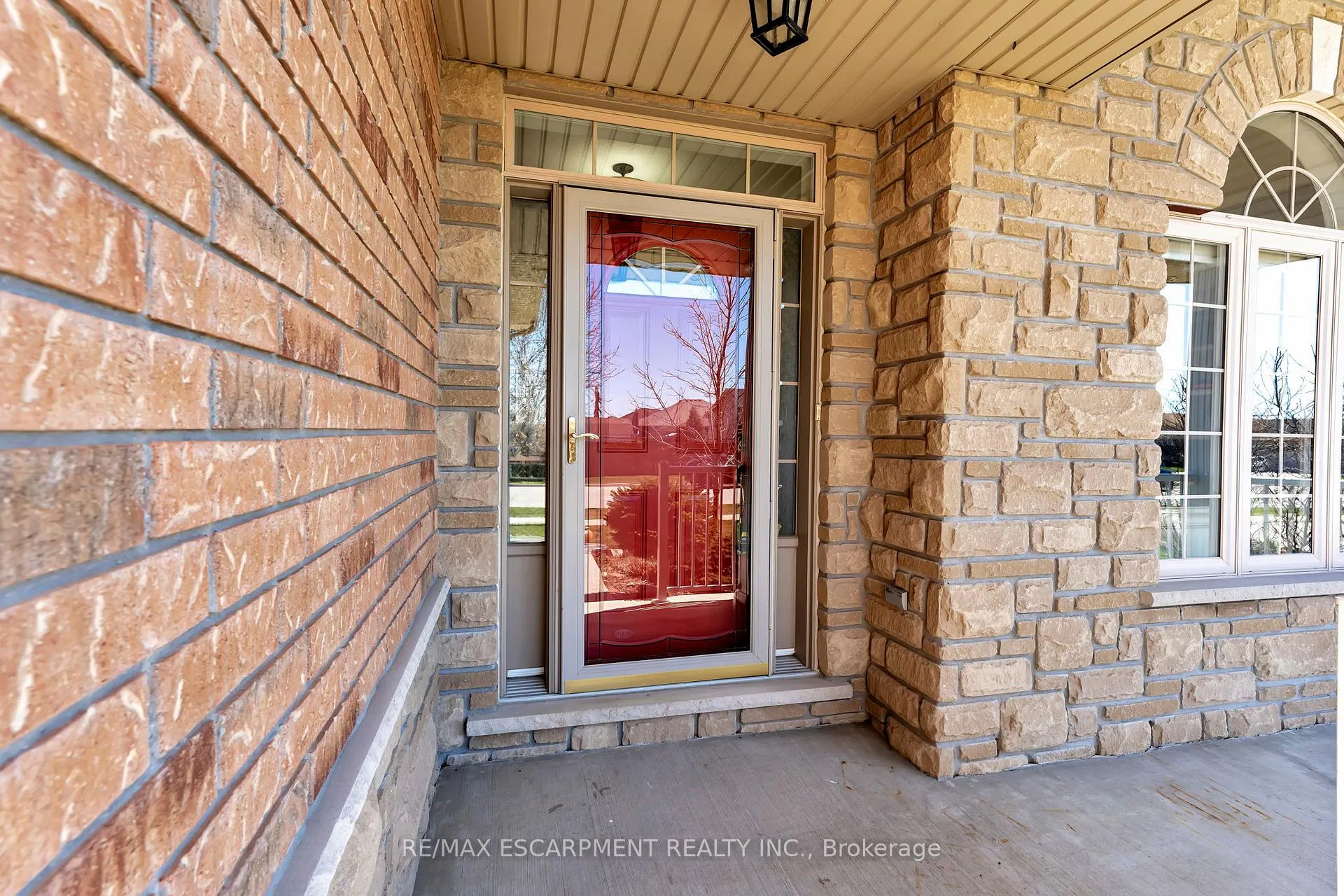 Photo 5 of 37 Oak Crescent, Haldimand — HOMEH