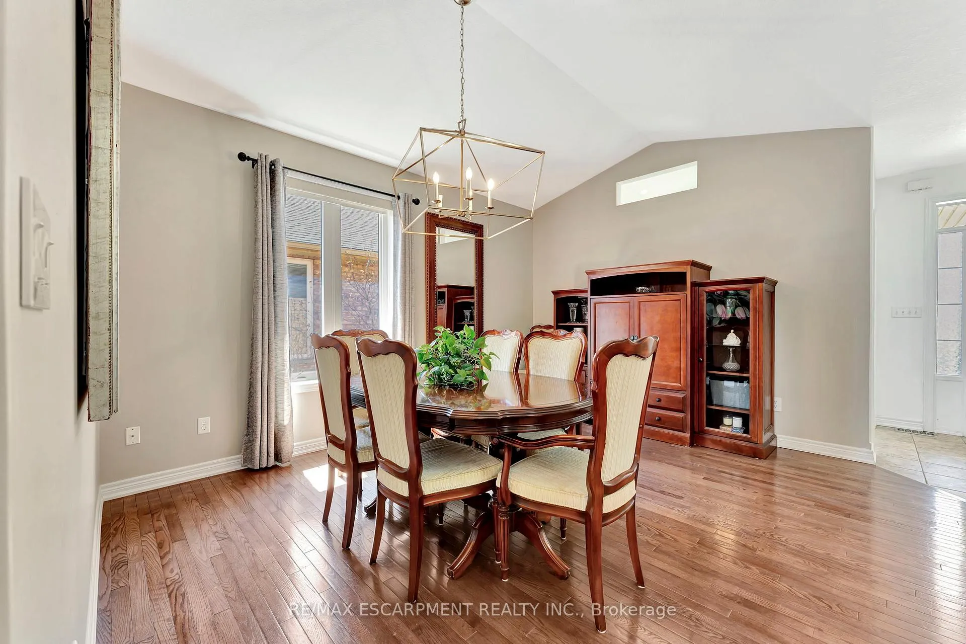 Photo 9 of 37 Oak Crescent, Haldimand — HOMEH