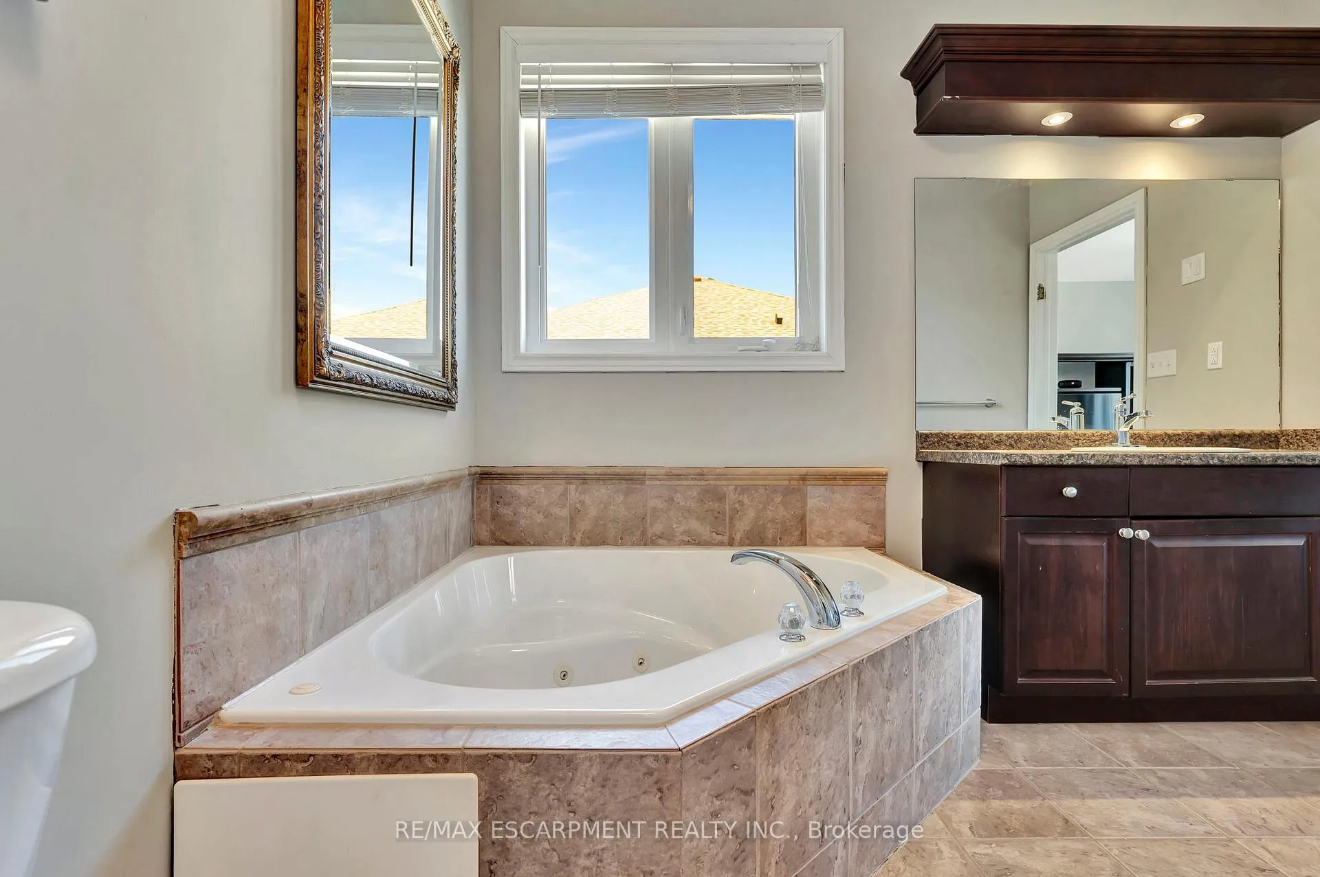 Photo 24 of 37 Oak Crescent, Haldimand — HOMEH