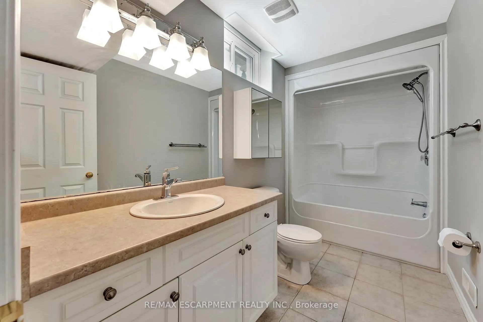 Photo 35 of 37 Oak Crescent, Haldimand — HOMEH