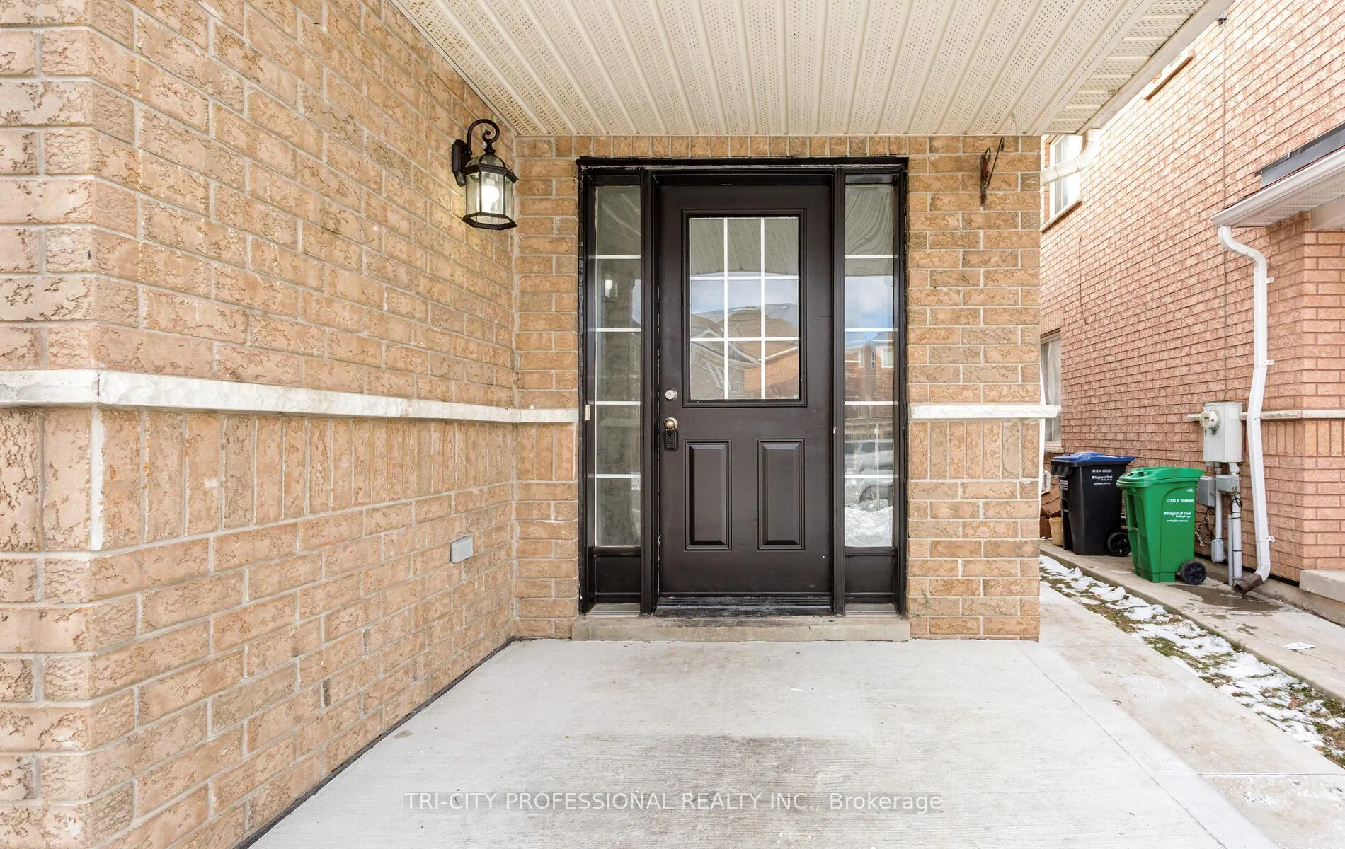 Photo 2 of 8 Wicklow Road, Brampton, Credit Valley — HOMEH
