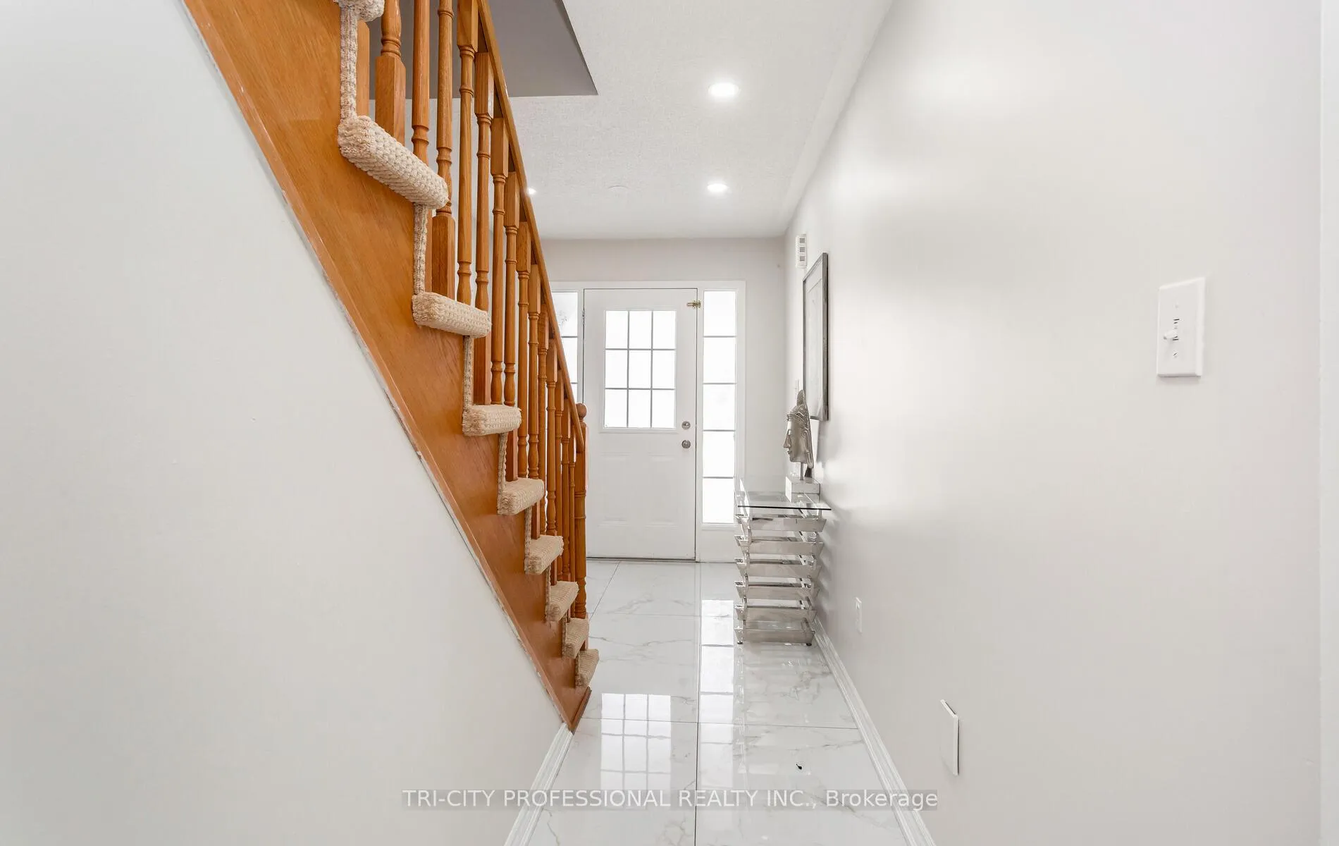 Photo 4 of 8 Wicklow Road, Brampton, Credit Valley — HOMEH