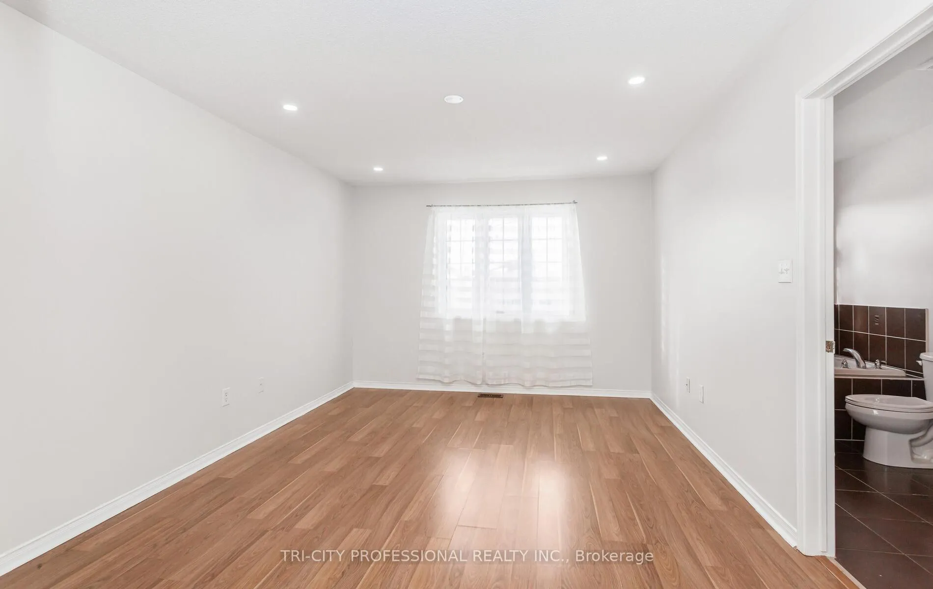 Photo 22 of 8 Wicklow Road, Brampton, Credit Valley — HOMEH