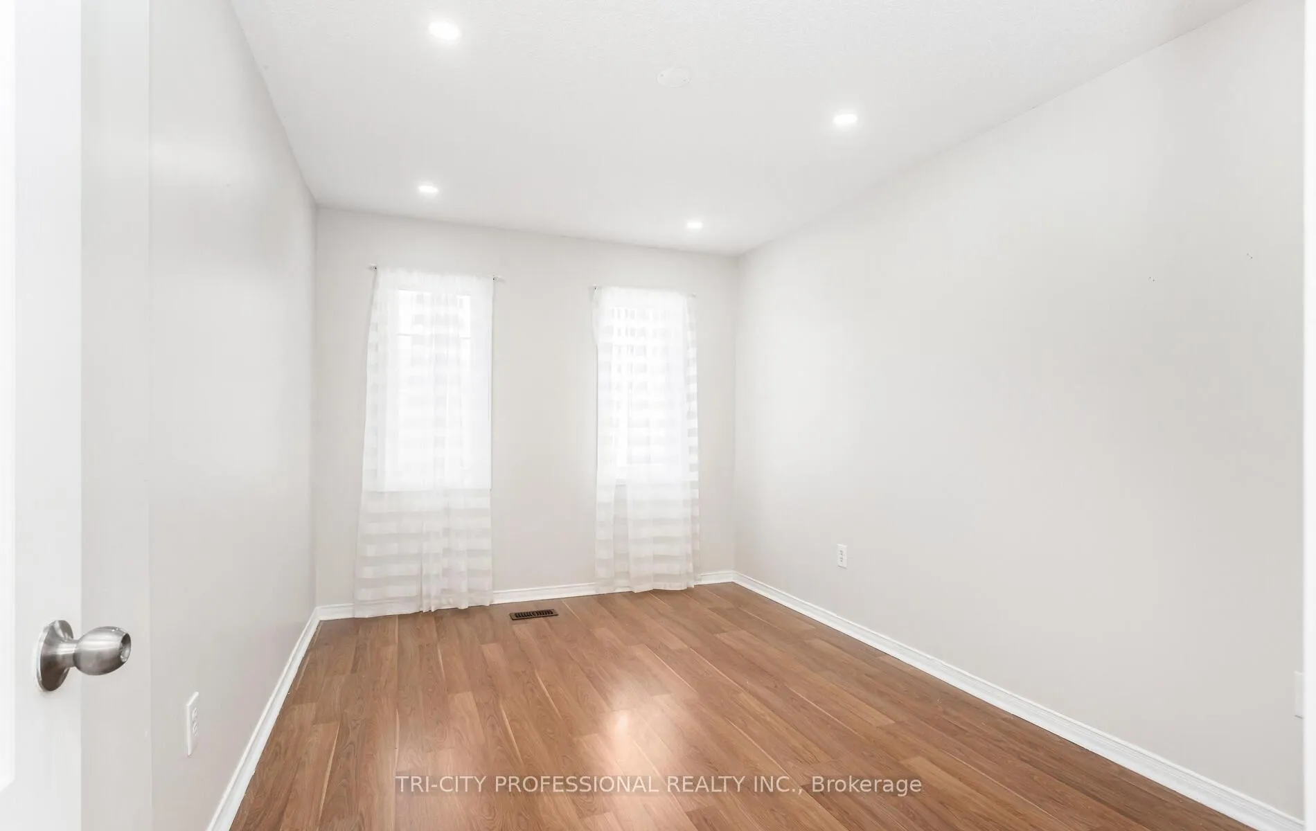 Photo 27 of 8 Wicklow Road, Brampton, Credit Valley — HOMEH