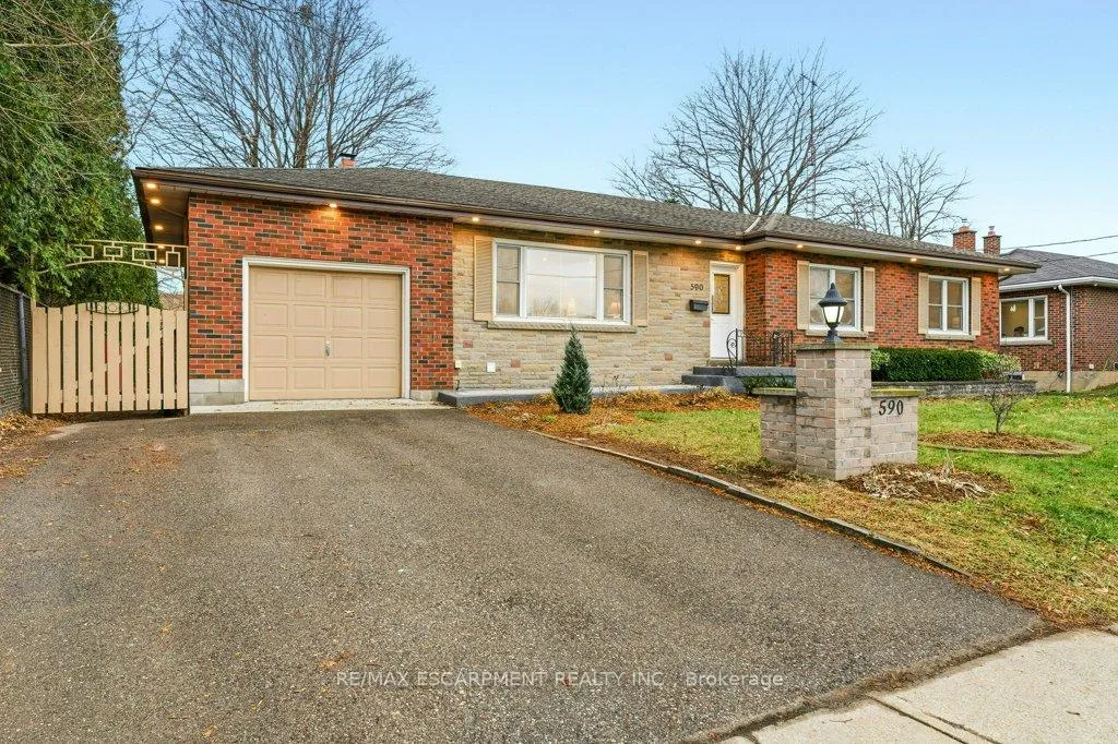 Photo 2 of 590 Cumberland Avenue, Burlington, Roseland — HOMEH