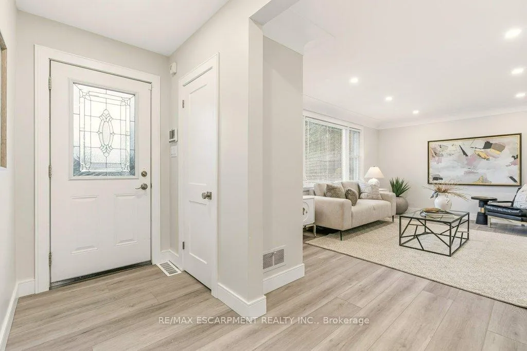 Photo 3 of 590 Cumberland Avenue, Burlington, Roseland — HOMEH
