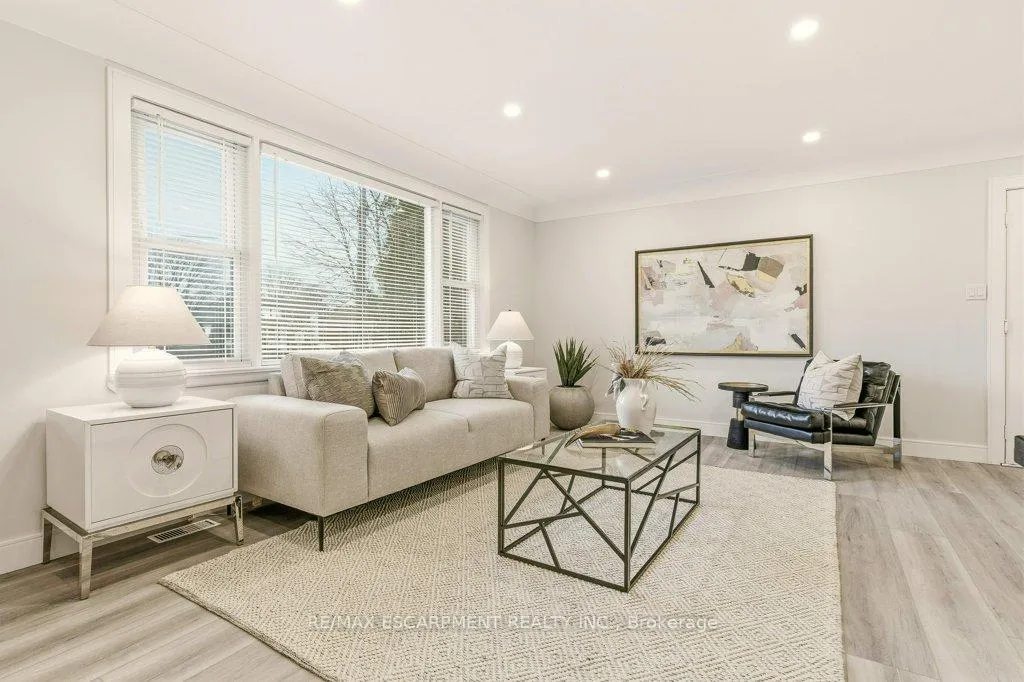 Photo 4 of 590 Cumberland Avenue, Burlington, Roseland — HOMEH