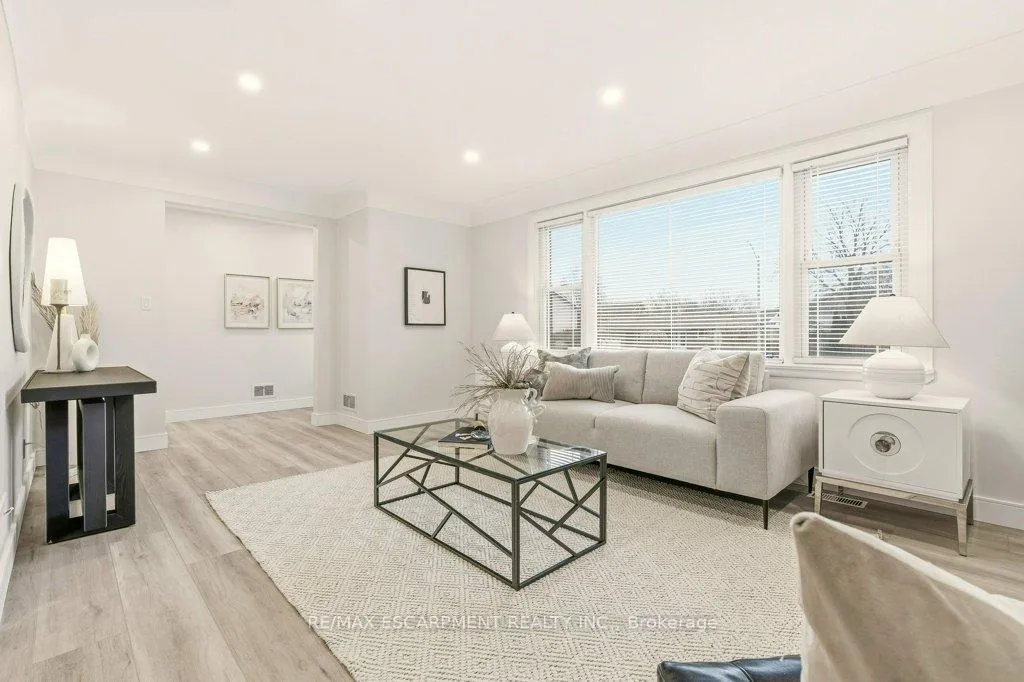 Photo 5 of 590 Cumberland Avenue, Burlington, Roseland — HOMEH