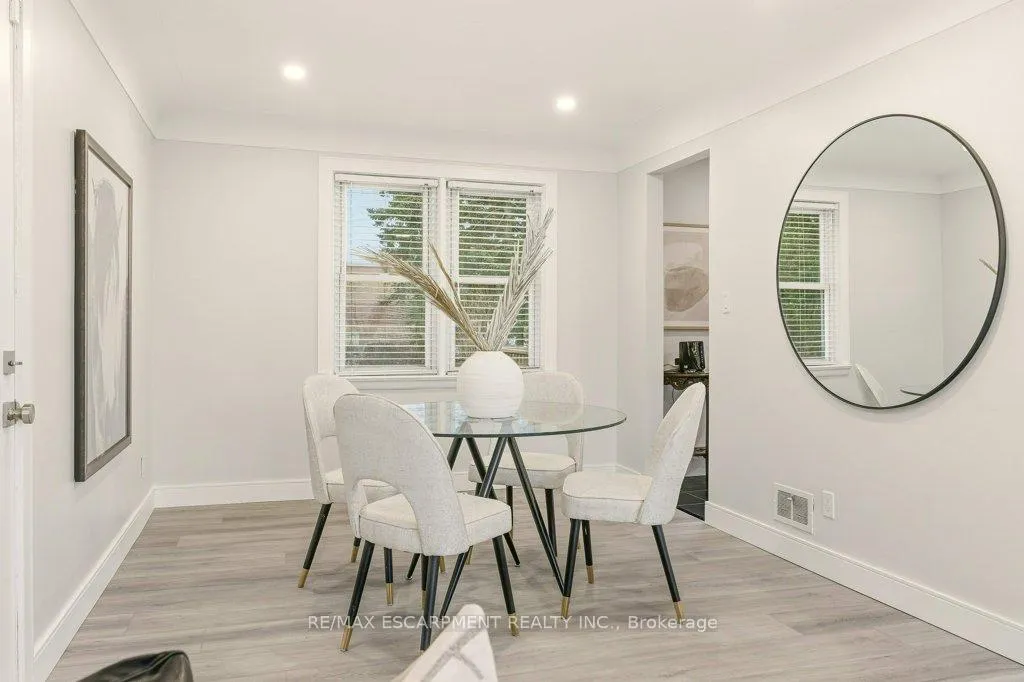 Photo 7 of 590 Cumberland Avenue, Burlington, Roseland — HOMEH