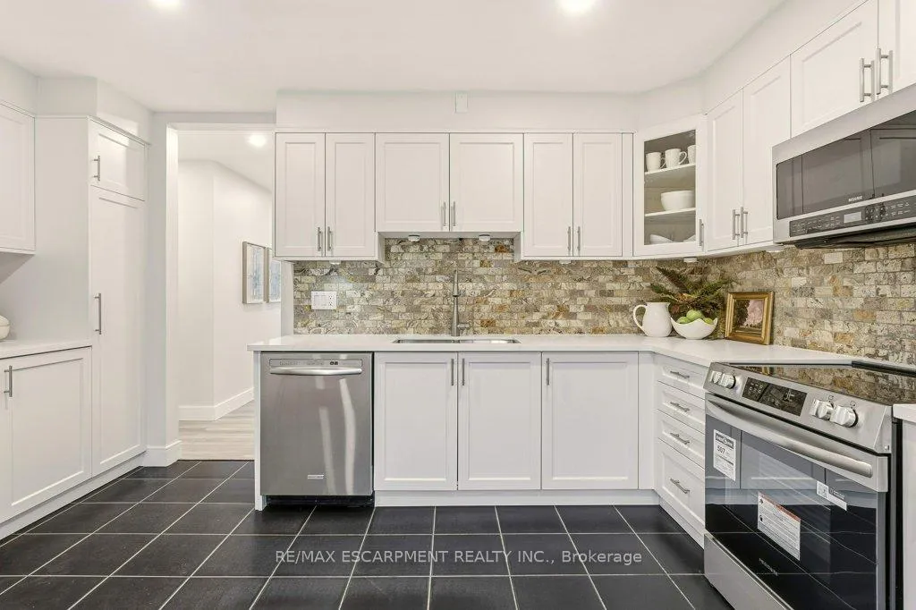 Photo 10 of 590 Cumberland Avenue, Burlington, Roseland — HOMEH