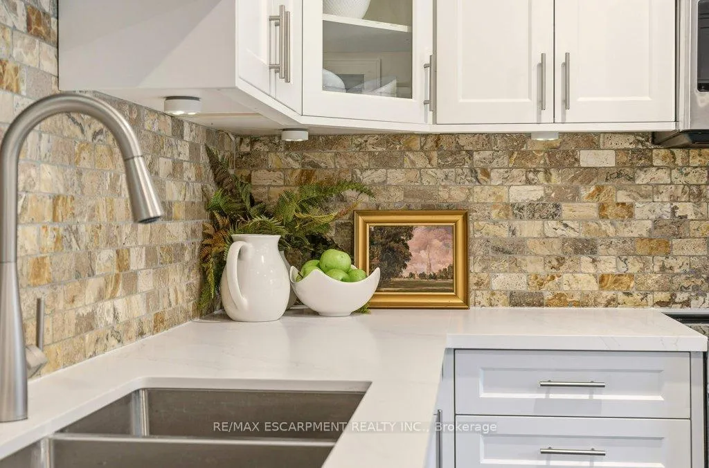 Photo 11 of 590 Cumberland Avenue, Burlington, Roseland — HOMEH