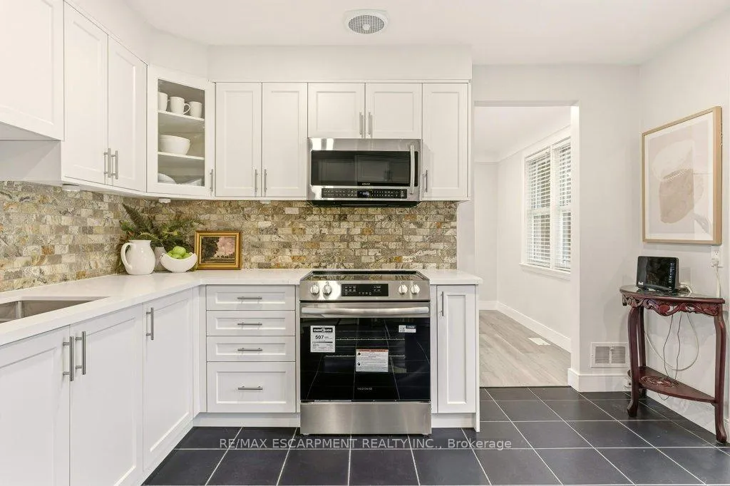 Photo 13 of 590 Cumberland Avenue, Burlington, Roseland — HOMEH