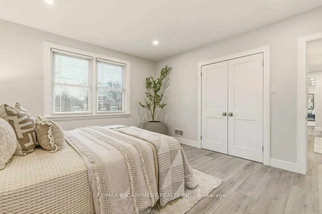 Photo 17 of 590 Cumberland Avenue, Burlington, Roseland — HOMEH