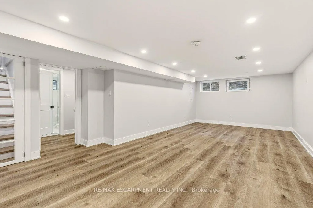 Photo 24 of 590 Cumberland Avenue, Burlington, Roseland — HOMEH