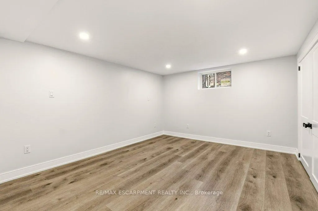 Photo 31 of 590 Cumberland Avenue, Burlington, Roseland — HOMEH