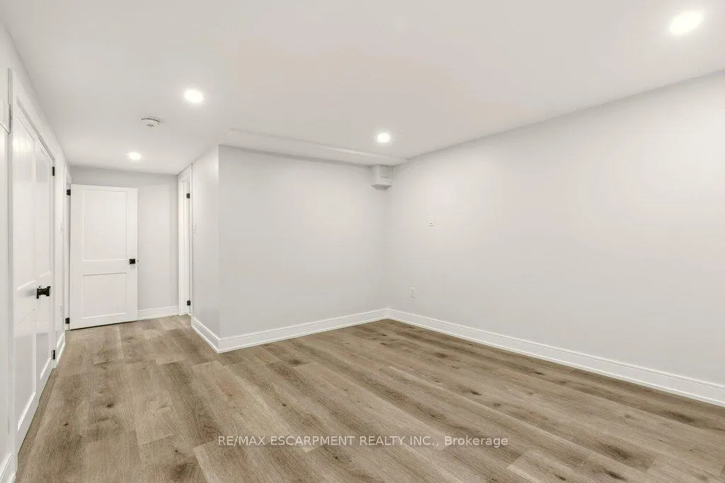 Photo 32 of 590 Cumberland Avenue, Burlington, Roseland — HOMEH