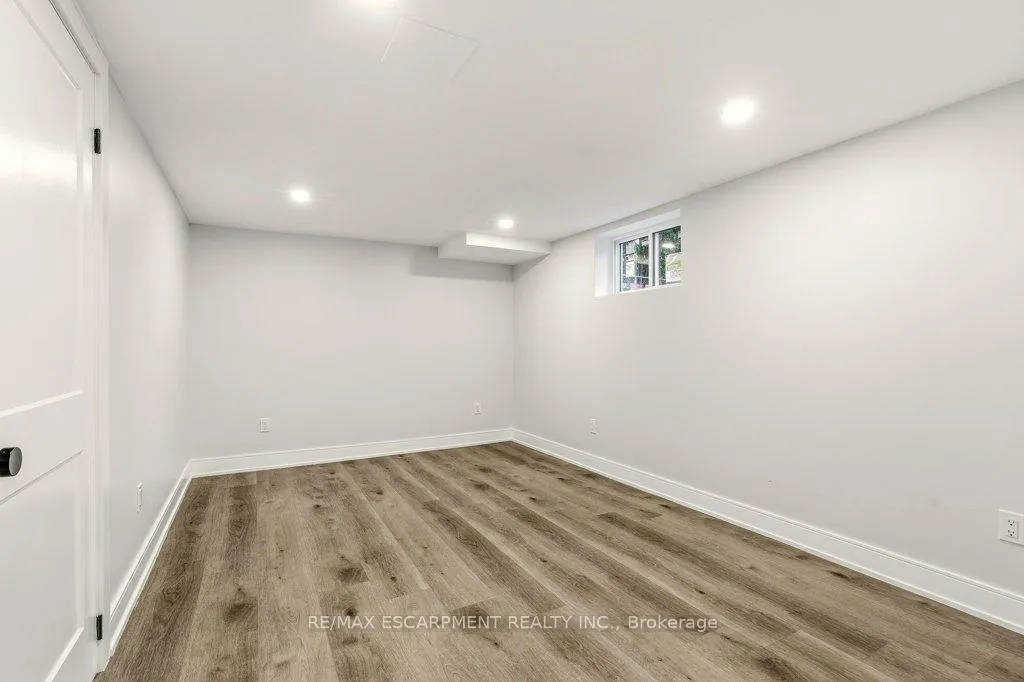 Photo 35 of 590 Cumberland Avenue, Burlington, Roseland — HOMEH