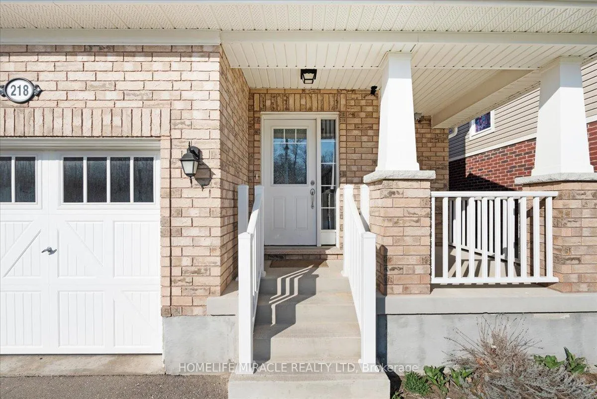 Photo 2 of 218 Amand Drive, Kitchener — HOMEH
