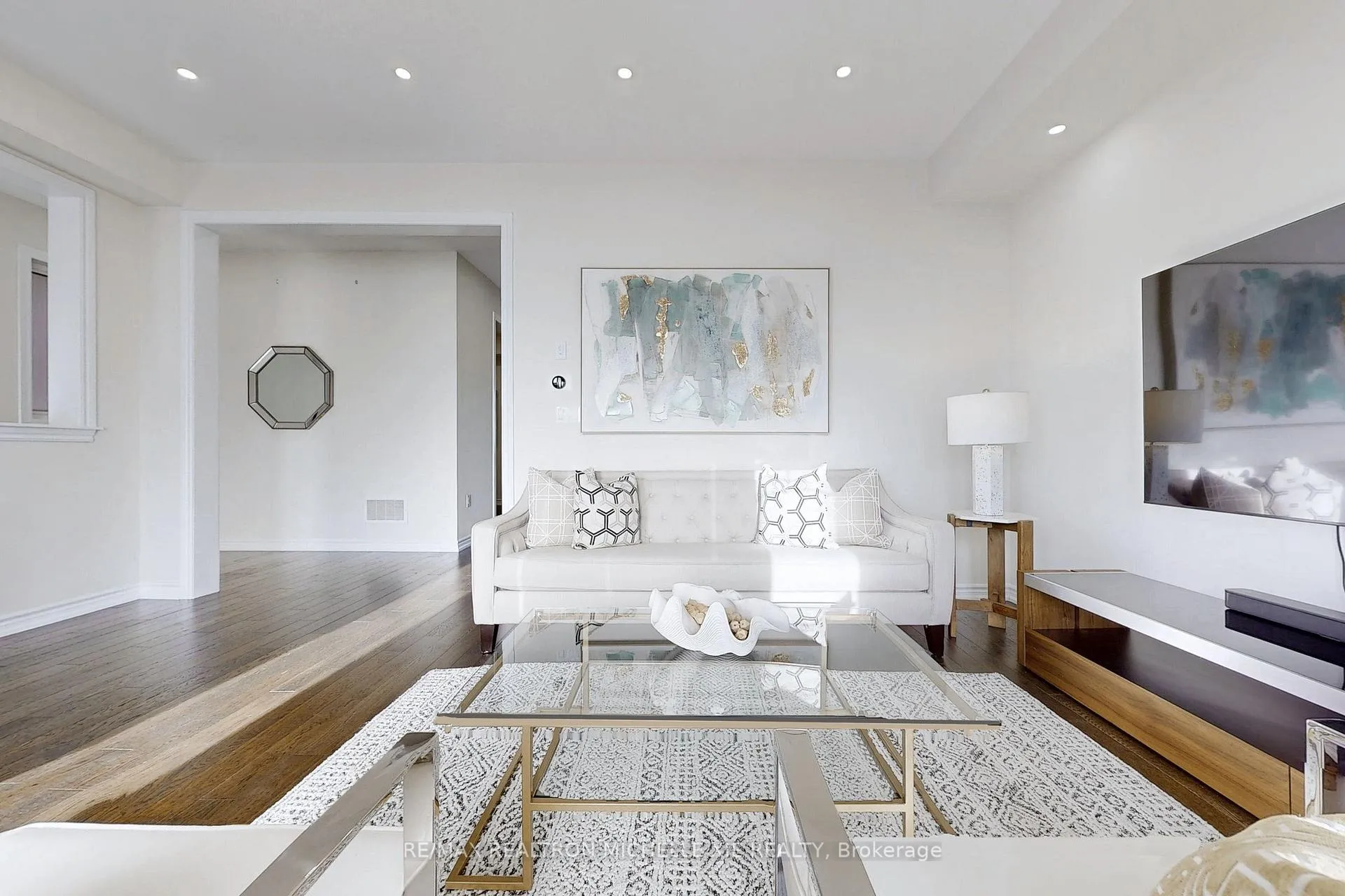 Photo 4 of 37 Isabella Peach Drive, Markham, Victoria Square — HOMEH