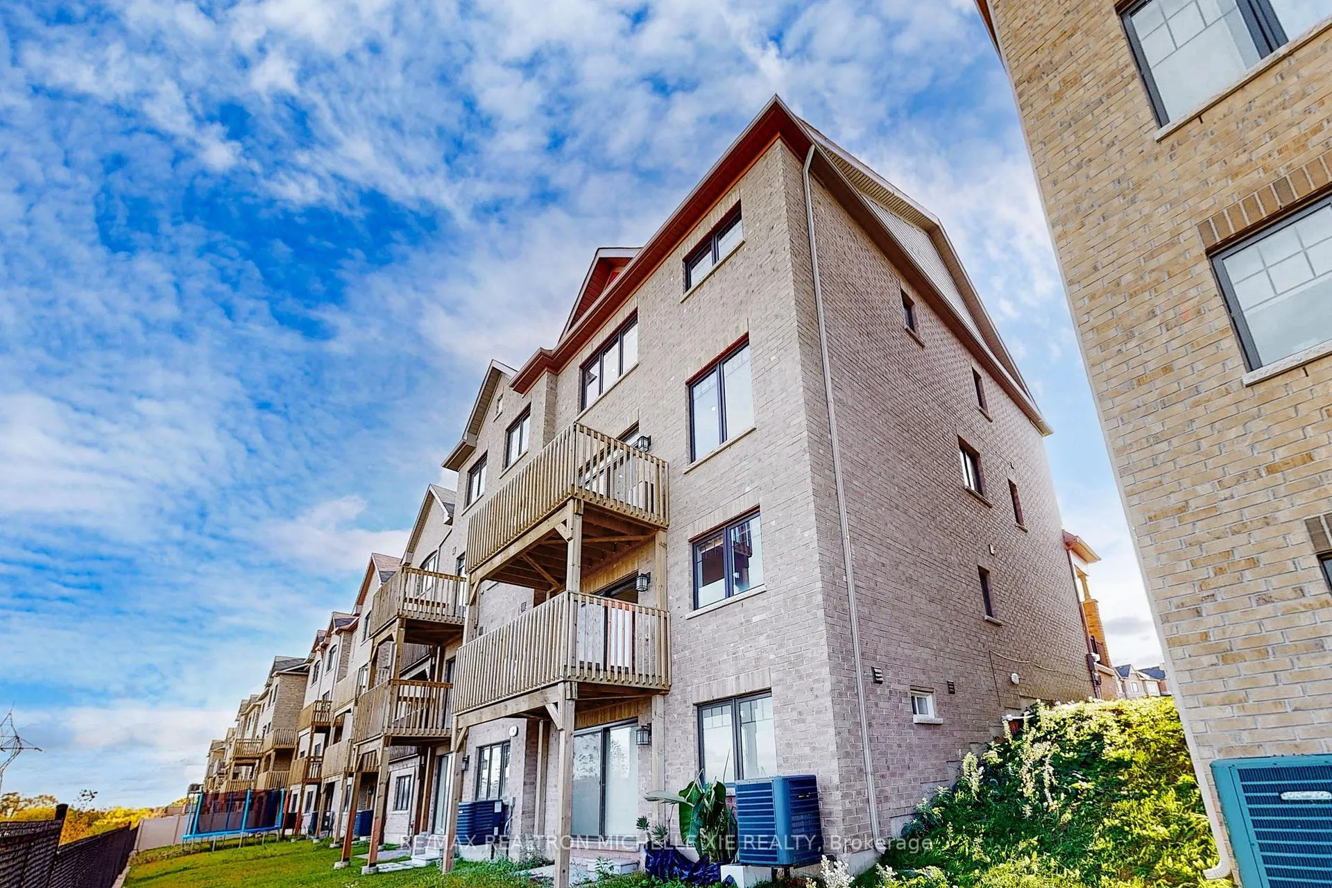 Photo 32 of 37 Isabella Peach Drive, Markham, Victoria Square — HOMEH