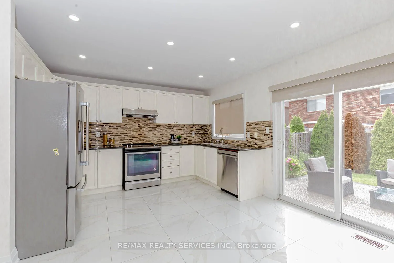 Photo 13 of 12 Benmore Crescent, Brampton, Vales of Castlemore — HOMEH
